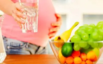 در دوران بارداری چقدر آب باید بخوریم؟ | چرا نوشیدن آب در دوران بارداری ضروری است؟