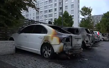 آتش زدن ده‌ها خودرو در سوئد توسط افراد نقاب دار + فیلم 