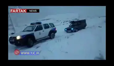 کمک پلیس راهور به خودرو گرفتار در برف + فیلم