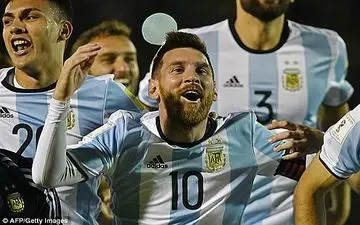 رسوایی برای فوتبال آرژانتین/ جادوگر در کنار تیم!