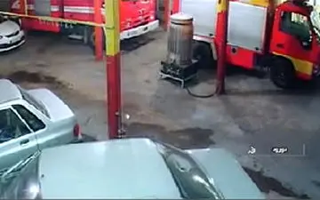 لحظه تصرف ماشین آتش نشانی توسط آشوبگران در دورود + فیلم