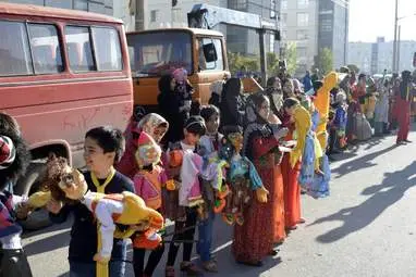 شادپیمایی عروسک‌ها در مسکن مهر شهرک دولت‌آباد شهر کرمانشاه