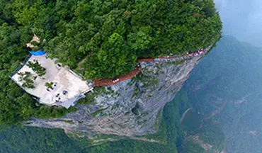 ساخت پل‌های عابر در شیب‌های خطرناک کوه توسط کارگران شجاع + فیلم