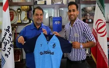 مدافع پیکان قراردادش را تمدید کرد