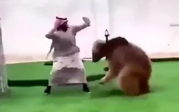 بازی کردن مرد اماراتی با خرس خود در خانه + فیلم