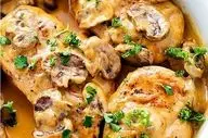 طرز تهیه خوراک مرغ و قارچ با سس سفید؛ غذایی شیک و خوشمزه