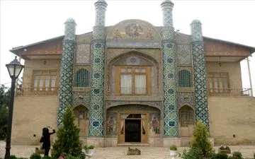 زلزله به عمارت و آیینه‌خانه مفخم آسیب زد/ انتقال اشیای موزه به محل امن