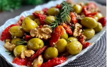 الان که فصل اناره حتما سالاد زیتون و انار رو درست کنید و ازش لذت ببرید!