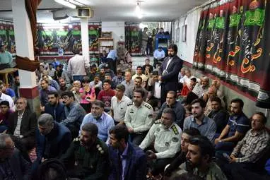 دیدار نماینده ولی‌فقیه و امام جمعه کرمانشا با مردم شاطرآباد در مسجد انصار‌الحسین به روایت تصویر