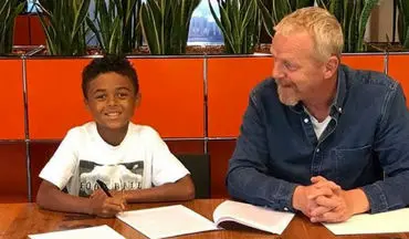  شگفت آور؛ امضا قرارداد نایکی با کودک 9 ساله(عکس)