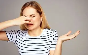 بوی عرق بدن‌تان غیر قابل تحمل است؟ دچار کمبود این دو ویتامین هستید