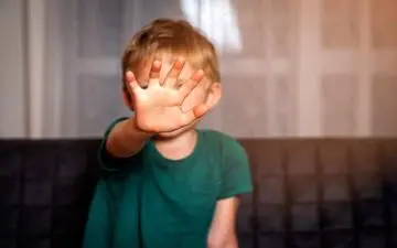 چرا لمس بدون رضایت کودک آسیب‌زاست؟