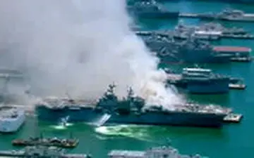  ناو جنگی آمریکایی همچنان در آتش می‌سوزد