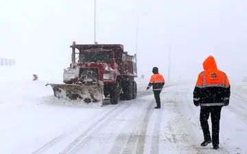 بارش سنگین برف گردنۀ «گله‌بادوش» الیگودرز را مسدود کرد