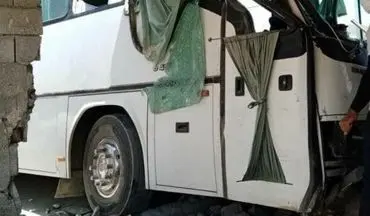 برخورد اتوبوس با دیوار خانه / در سامان شهرکرد رخ داد