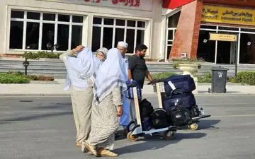 آغاز بازگشت زائران عمره/ ورود نخستین کاروان از مرز "عرعر" 