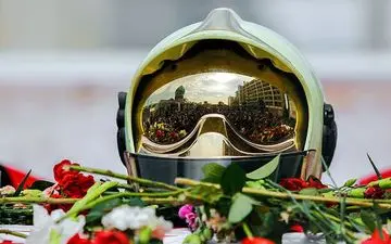 
تصمیم گیری برای خواندن نماز میت آتش نشانان شهید در دانشگاه تهران
