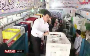 توزیع غذای متبرک امام هشتم (ع)در میان زائران + فیلم