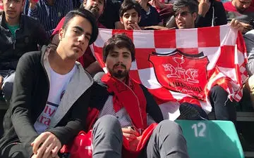 حضور عجیب و باورنکردنی دو دخترپرسپولیسی در ورزشگاه نقش‌جهان+عکس