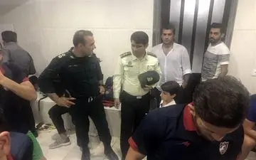  حاشیه‌های دیدار شهرداری ماهشهر و نساجی  /  پرتاب کاشی توسط هواداران شهرداری!/ بازیکنان نساجی در زمین حبس شدند + تصاویر 