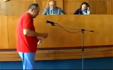 خودسوزی مرد میانسال در وسط جلسه شورا