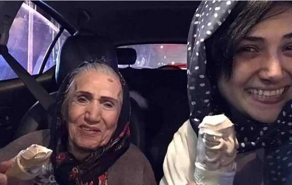  تفریح خانم بازیگر به همراه مادربزرگش! +عکس