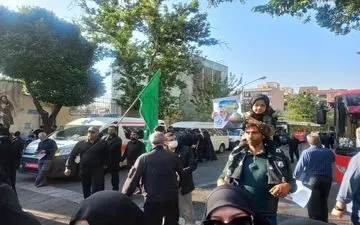 پیکر شهید سید ابراهیم رئیسی وارد محل برگزاری نماز شد

