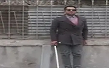 ماجرای خبرنگاری که برای نشان دادن سختی تردد روشندلان در معابر نابینا شد!
