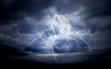 برخورد صاعقه باعث آتش گرفتن ۲خودرو در منطقه شمسر سراوان شد