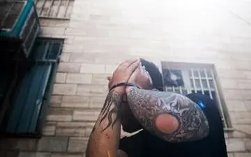 مرد قوی هیکل هنگام زورگیری در خیابان نبرد به دام افتاد