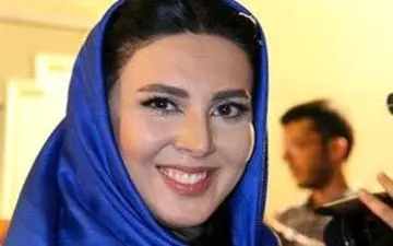 لیلا بلوکات با شلوار پاره در کنار یک هوادار