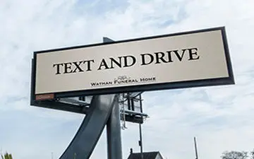 سقوط تبلیغات شهری روی سر عابران + فیلم