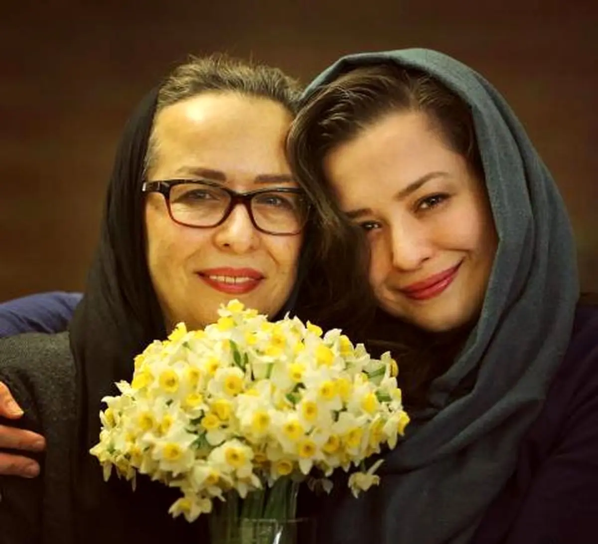 هدیه روز مادر "مهراوه شریفی نیا" به "آزیتا حاجیان" + عکس