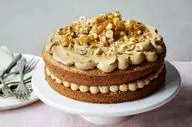 طرز تهیه کیک قهوه و فندق؛ دسر خوش‌عطر و خوشمزه برای عصرانه
