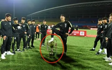 پس گرفتن جام بخاطر عکس جنجالی!