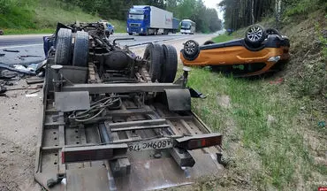 تصادف وحشتناک کامیون و خودروی سواری 2 کشته برجای گذاشت+فیلم