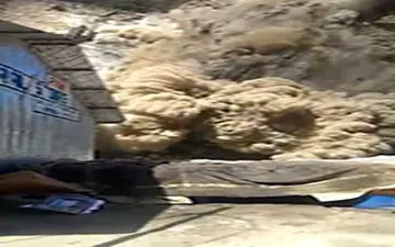 پناه بردن کارگران اداره برق به کانکس پس از ریزش وحشتناک کوه + فیلم 