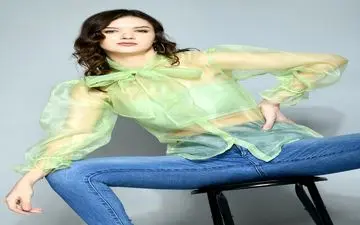 چگونه بلوز حریر را با لباس‌های مختلف ست کنیم؟
