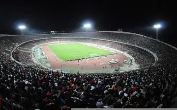 دیدار استقلال و الاهلی زیر بارش باران!