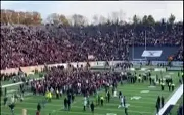 برهم زدن یک مسابقه فوتبال آمریکایی توسط فعالان محیط زیست