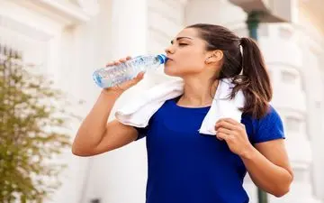 خطر پنهان در بطری‌های آب: ورود سالانه ۹۰ هزار میکروپلاستیک به بدن!