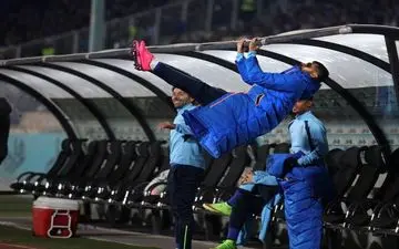  حرکت عجیب بازیکن استقلال روی نیمکت