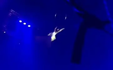 لحظه وحشتناک سقوط زن آکروبات باز از ارتفاع ۱۱ متری! 