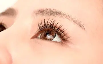 علل ریزش مژه و راه‌های مؤثر برای پرپشت کردن آن‌ها در کمترین زمان