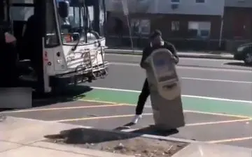 تلاش دزد آمریکایی برای سرقت دستگاه ATM در روز روشن +فیلم 