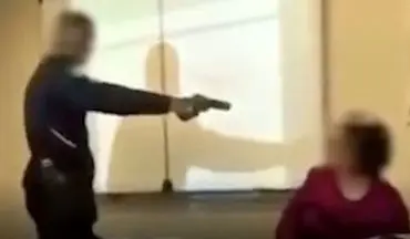 حمله دانش آموز با اسلحه به معلم سر کلاس! +فیلم 