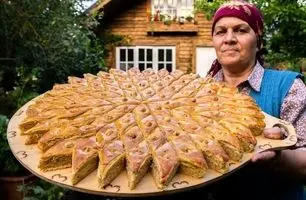 تهیه باقلوای سنتی با فندق در آذربایجان | هنر شیرینی‌پزی روستایی