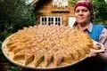 تهیه باقلوای سنتی با فندق در آذربایجان | هنر شیرینی‌پزی روستایی