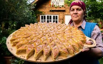 تهیه باقلوای سنتی با فندق در آذربایجان | هنر شیرینی‌پزی روستایی