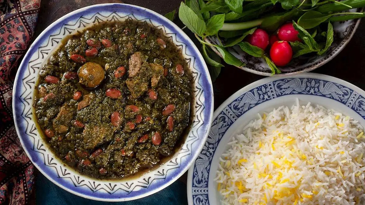 طرز تهیه قورمه سبزی خانگی و مجلسی با مراحل تصویری